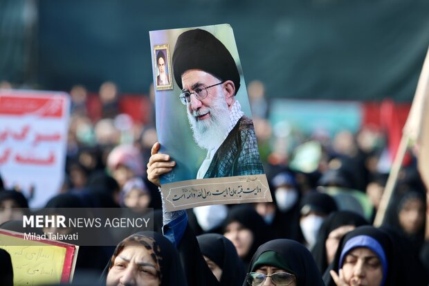 مردم در حماسه ۹ دی بسیجی‌وار به میدان آمدند