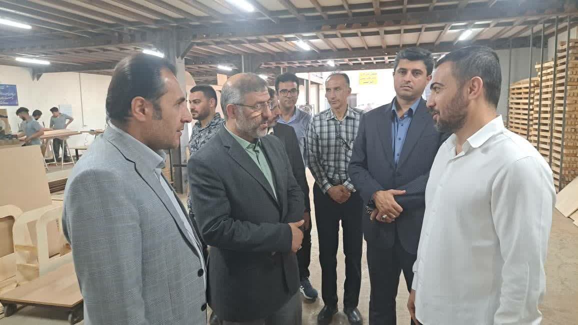 بازدید فرماندار مرکز استان از واحد تولیدی مبلمان تیس و روند عملیات اجرایی احداث مزرعه پرورش و تکثیر ماهیان زینتی