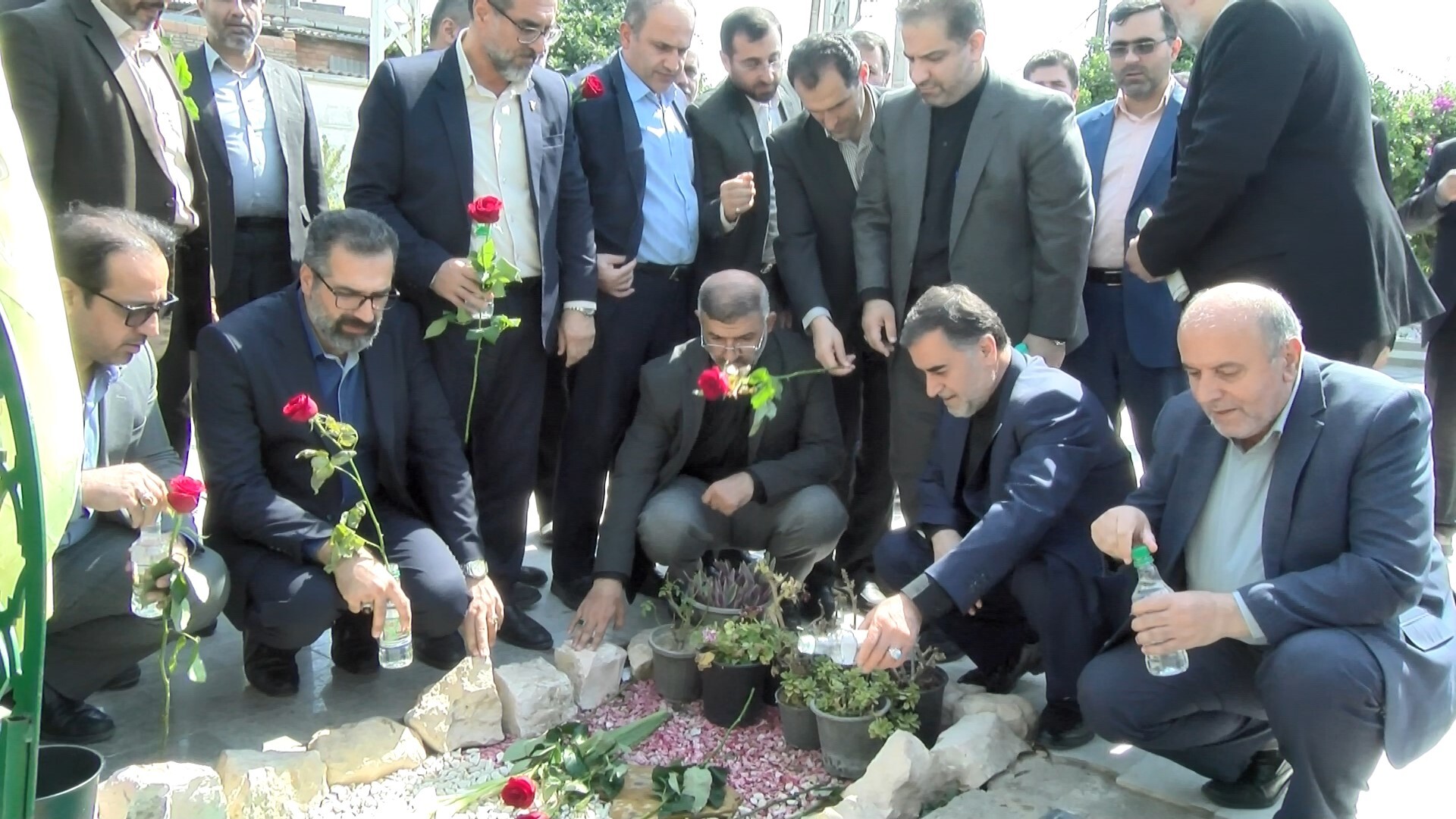 غبار روبی گلزار شهدا به مناسبت هفته دولت در مازندران