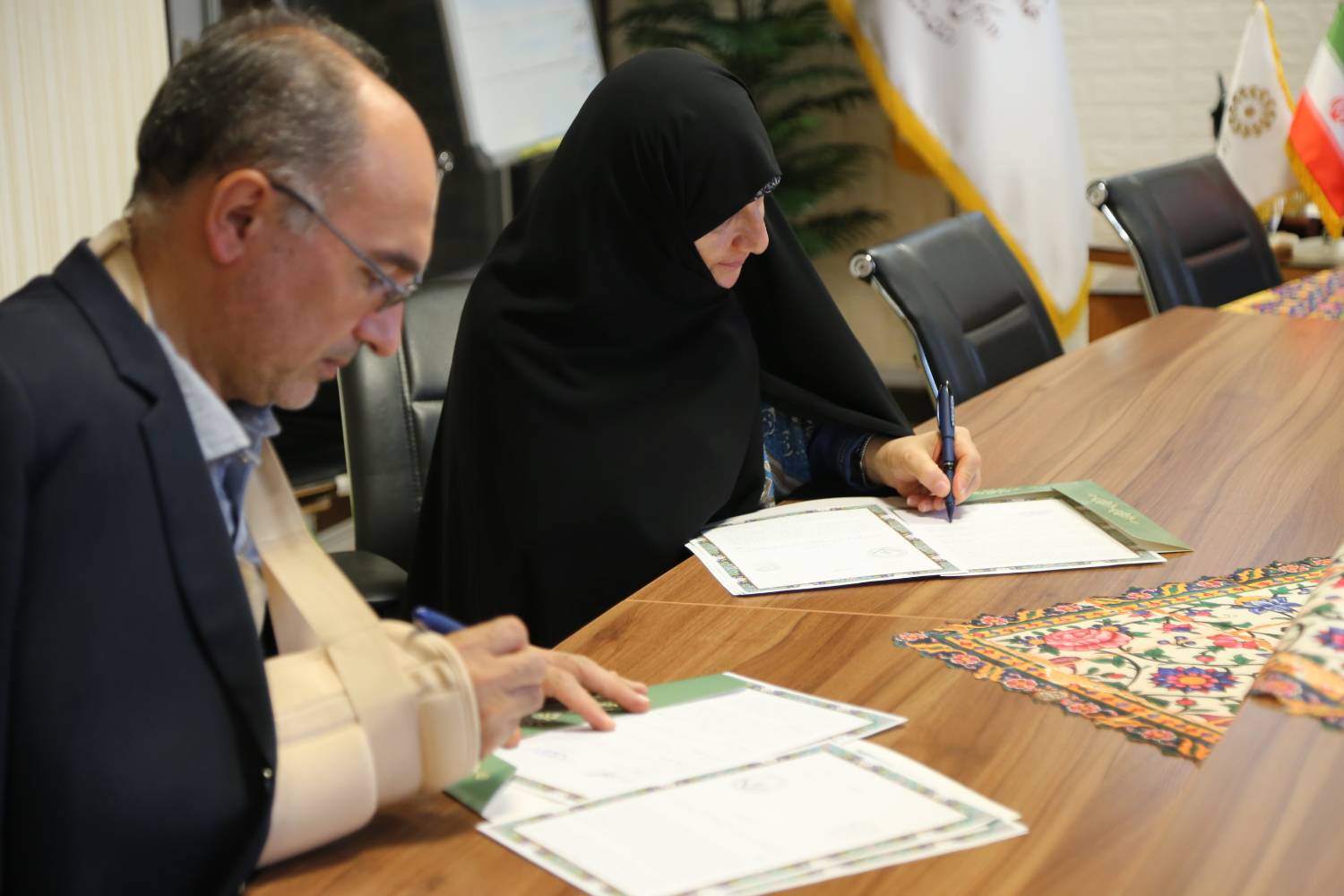 تفاهمنامهی همکاری ادارهکل کتابخانههای عمومی و مرکز تحقیقات و آموزش کشاورزی و منابع طبیعی مازندران