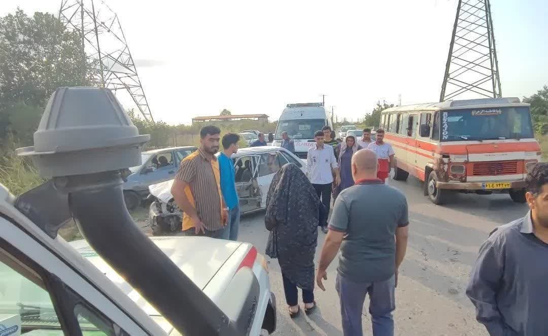 ۱۴ مصدوم در برخورد مینیبوس با دو خودرو