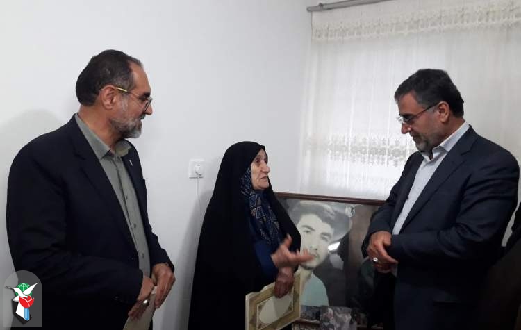 تکریم استاندار و مدیرکل بنیاد مازندران از مادر شهید گرانقدر رحیمی در پل سفید سوادکوه