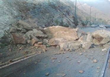 بسته شدن جاده کوهستانی لاویج به نور بر اثر ریزش سنگ